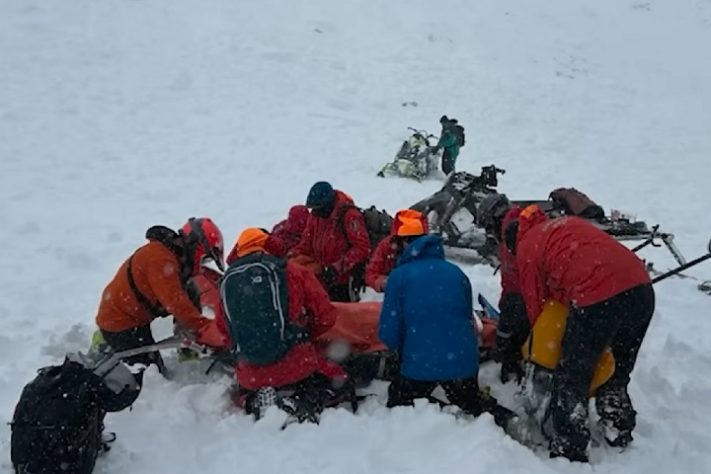 Homem soterrado em avalanche é resgatado com vida no Colorado, EUA
