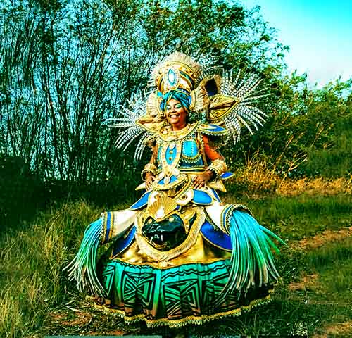 <p>Depois da elaboração dos croquis, as agremiações realizam uma festa de protótipos para mostrar internamente a reprodução de cada fantasia, de forma setorizada, seguindo o organograma do desfile. </p>
