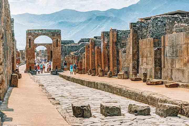 Em 15/11/2024, o parque arqueológico de Pompeia passou a limitar a quantidade de visitantes diários a seus espaços em 20 mil pessoas.


