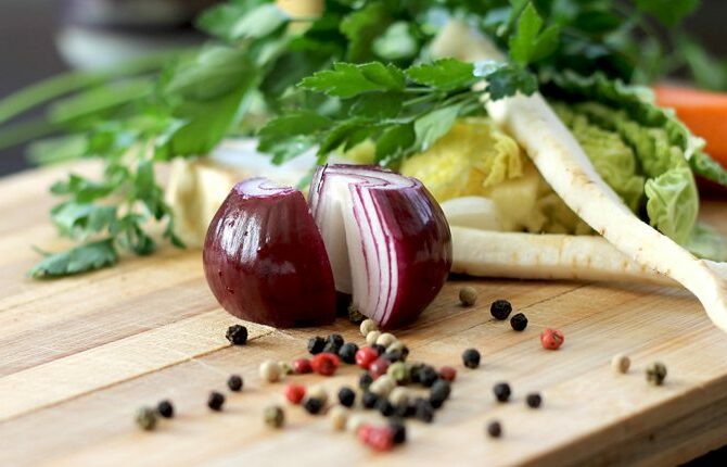 Cebola, sabor essencial presente em quase todas as mesas
