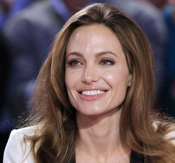 Angelina Jolie - A atriz americana diz que prefere ver o que hÃ¡ de espiritual nas pessoas e que isso Ã© o verdadeiro divino. 