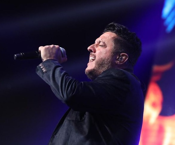 Bruno (da: dupla com Marrone): O sertanejo é sinônimo de sucesso nos dias atuais. Porém, Bruno chegou a trabalhar como atendente de farmácia antes da fama. -Instagram/@oficialbrunoemarrone