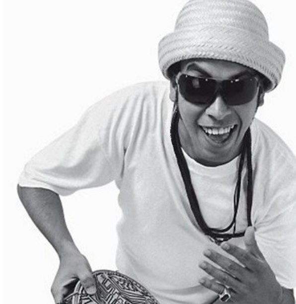 Chico Science - Francisco de Assis França nasceu em 13 de março de 1966, em Olinda, Pernambuco. Líder do movimento Manguebeat, foi vocalista da banda Nação Zumbi. Em 2 de fevereiro de 1997, morreu aos 30 anos em um acidente de carro na PE-17, em Recife, quando perdeu o controle do veículo.