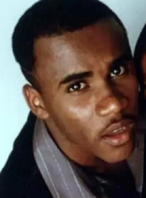Claudinho - Cláudio Rodrigues de Mattos nasceu em 14 de julho de 1975, no Rio de Janeiro, Brasil. Formou a dupla Claudinho e Buchecha, um dos maiores sucessos do funk melody dos anos 1990. Em 13 de julho de 2002, morreu aos 26 anos em um acidente de carro na Rodovia Presidente Dutra, no Rio de Janeiro.