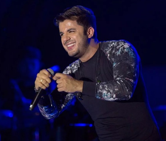 Cristiano AraÃºjo - Cristiano Melo AraÃºjo nasceu em 24 de janeiro de 1986, em GoiÃ¢nia. Foi um cantor sertanejo de grande sucesso, com hits como Maus Bocados. Em 24 de junho de 2015, morreu aos 29 anos em um acidente de carro na BR-153, em GoiÃ¡s, quando seu veÃ­culo capotou.