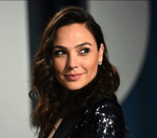Gal Gadot, que é casada desde 2008 com Yaron Varsano, tem quatro filhas: Alma, nascida em 2011; Maya, nascida em 2017; Daniella, nascida em 2021; e Ori, nascida em 2024. A atriz costuma se envolver em polêmicas devido aos seus comentários sobre a guerra envolvendo Israel. Israelense, ela frequentemente defende seu país e critica pessoas que apoiam a Palestina, motivo pelo qual já recebeu críticas na internet e de artistas com opiniões contrárias. Inclusive, a atriz acredita que um dos motivos pa