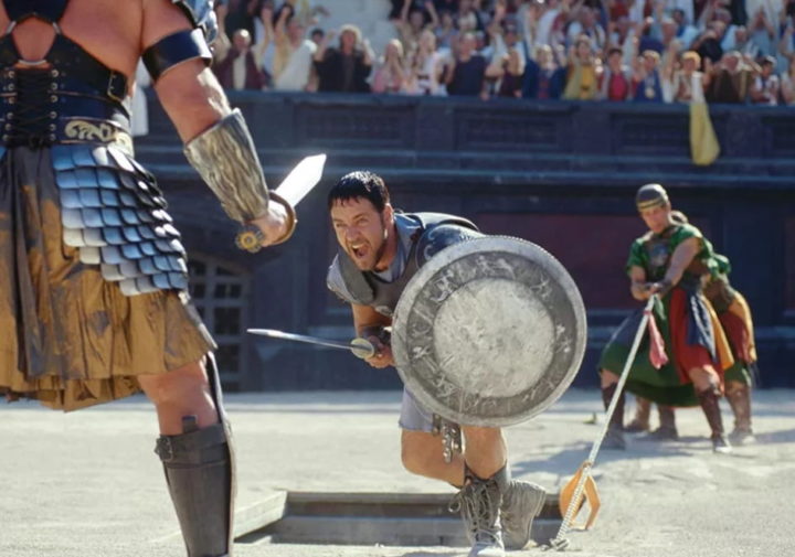 Gladiador (2001)
Dirigido por Ridley Scott, estrelado por Russell Crowe, Joaquin Phoenix e Connie Nielsen.
Um general romano é traído e se torna gladiador, buscando vingança contra o imperador corrupto que destruiu sua família. 