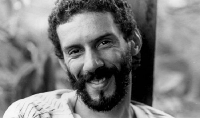 Gonzaguinha - Luiz Gonzaga do Nascimento Júnior nasceu em 22 de setembro de 1945, no Rio de Janeiro. Filho de Luiz Gonzaga, destacou-se na MPB com músicas como O Que É, O Que É. Em 29 de abril de 1991, morreu aos 45 anos em um acidente de carro em Paraná, enquanto viajava para um show.