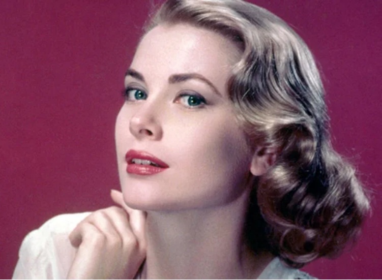 Grace Kelly - Grace Patricia Kelly nasceu em 12 de novembro de 1929, na Filadélfia, EUA. Famosa por filmes como Janela Indiscreta e Ladrão de Casaca, ganhou o Oscar por Amar é Sofrer antes de se tornar Princesa de Mônaco. Em 14 de setembro de 1982, sofreu um derrame enquanto dirigia e perdeu o controle do carro, morrendo em Mônaco aos 52 anos.