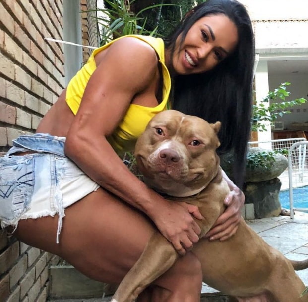 Gracyanne Barbosa - Modelo e fisiculturista, nascida em Campo Grande (MS) em 20/9/1983, migrou para o Rio de Janeiro e formou-se em Direito em 2006 pela UFRJ.  Não chegou a exercer a profissão. Ela dançava na banda Tchakabum. 