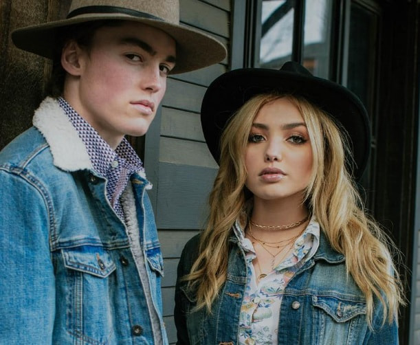 Peyton List e Spencer List - Uma das estrelas da Disney, a atriz Peyton List tem um irmÃ£o gÃªmeo que segue a mesma carreira, tendo participado da famosa sÃ©rie "Law & Order".