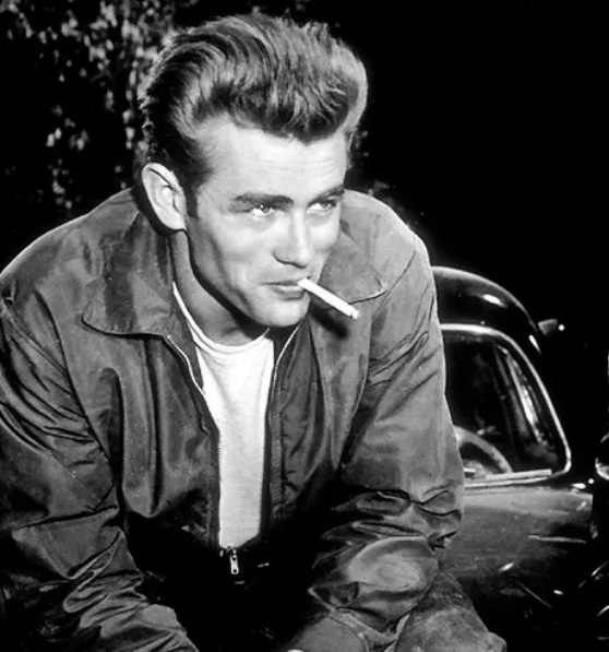 James Dean - Galã  de Hollywood nos anos 40 e 50, o ator faleceu com apenas 24 anos, no dia 30 de setembro de 1955, ao sofrer grave acidente enquanto dirigia o seu Porsche.
