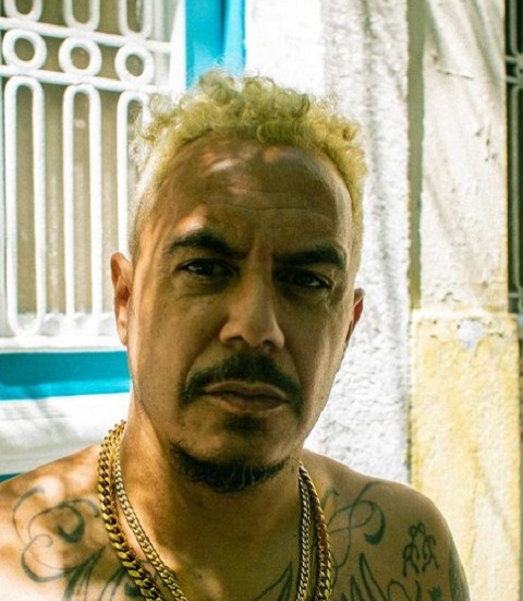 Marcelo D2: O cantor e compositor foi  porteiro,  office-boy, camelô, entregador de jornal, vendedor de loja de móveis e faxineiro. Essas foram as profissões de Marcelo D2 antes de se tornar um rapper de destaque nacional.-Instagram/@marcelod2