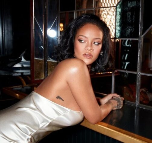 Momento musa! Beleza e sensualidade de Rihanna impressionam