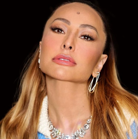 Sabrina Sato: Antes de integrar o ballet do Faustão e participante do BBB, a apresentadora foi bailarina em sua cidade natal, Penápolis, em São Paulo. Além disso, ela também teve participação na novela "Porto dos Milagres" e foi garota do tempo do jornal "O Dia". 
