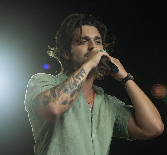 Pouco depois, Luan Santana começou a cantar também. Na adolescência, por insistência dos amigos, arriscou-se como profissional. Em 2007, começou a tocar nas rádios com a canção 