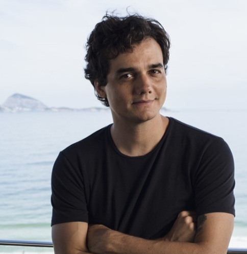 Wagner Moura: Formou-se em jornalismo pela Universidade Federal da Bahia e no começo de carreira foi repórter do Michelle Marie Entrevista, onde conversava com celebridades e empresários em festas da alta sociedade.-Instagram/@owagnermoura