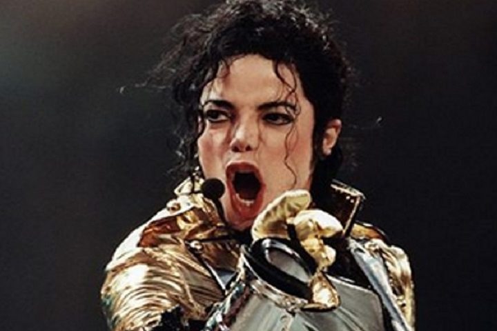 Luvas de Michael Jackson – As icônicas luvas do "Rei do Pop" foram leiloadas em mais de uma oportunidade. Em 2009, um par que ele usou para estrear "Moonwalk" foi vendido por US$ 350 mil (em torno de R$ 1,9 milhão, na cotação atual).-Divulgação