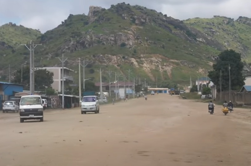 Como o prÃ³prio nome indica, o paÃ­s fica ao sul do SudÃ£o. Ocupa uma Ã¡rea de cerca de 620 mil kmÂ², e sua capital Ã© Juba. O SudÃ£o do Sul tem aproximadamente 10,9 milhÃµes de habitantes, segundo dados do Banco Mundial (2022).
