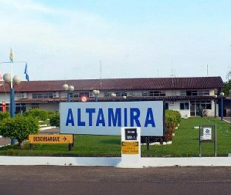 1° lugar: Altamira -  Pará - Tamanho territorial: 159.533  km². possui uma população de cerca de 110 mil habitantes, composta por caboclos, migrantes e indígenas. A cidade enfrenta desafios econômicos e de infraestrutura, com atividades econômicas voltadas para a agricultura e exploração de recursos naturais. A população enfrenta dificuldades de acesso a serviços básicos, apesar do crescimento no comércio local.