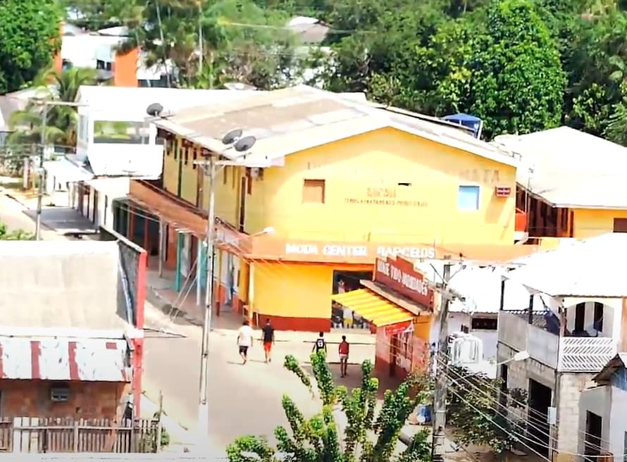 2° lugar: Barcelos - Amazonas - Tamanho territorial: 122.461 km²- Com uma população de aproximadamente 28 mil pessoas, a maioria de origens indígenas, Barcelos, no Amazonas, tem uma economia voltada para a pesca e turismo ecológico. Sua população está intimamente ligada ao rio Negro, sendo maioritariamente composta por ribeirinhos e comunidades indígenas. A cidade ainda enfrenta dificuldades de infraestrutura.