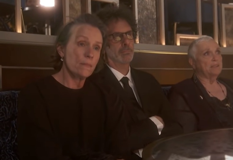 Em um ano de premiações disputadas, McDormand não chegou na noite do Oscar como favorita, tendo a disputa principalmente de Viola Davis, mas a americana se aproveitou do prestígio de 'Nomadland' com os votantes e levou sua terceira estatueta.