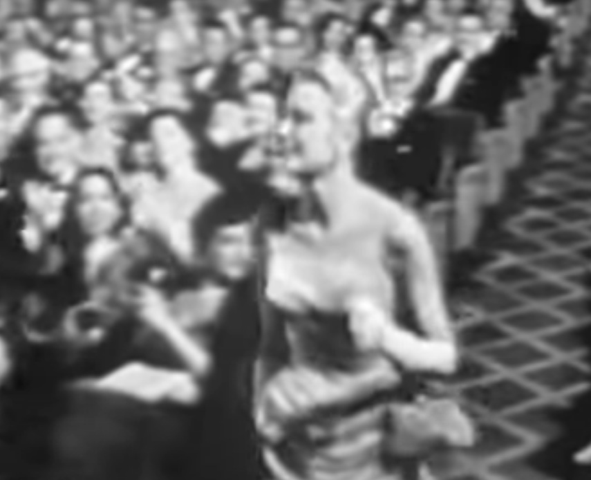 Em 1955, a atriz Grace Kelly marcou ainda mais seu nome na história do cinema ao vencer o Oscar de melhor atriz e por ter derrotado a lendária Judy Garland, que naquele ano concorreu pelo filme Nasce uma Estrela.