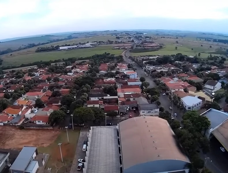 15° lugar: Japurá - Amazonas - Tamanho territorial: 55.827 km² - tem uma população de cerca de 20 mil pessoas, que vive principalmente da pesca e agricultura de subsistência. A cidade é pequena, com população ribeirinha, e enfrenta dificuldades relacionadas a acesso a serviços públicos e desenvolvimento social.
