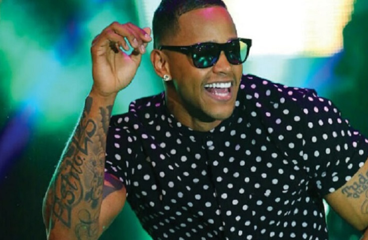 Nascido em Salvador, Bahia, em 22 de abril de 1988, Léo começou a carreira como vocalista da banda Parangolé, que também é conhecida por seus hits animados e coreografias marcantes.