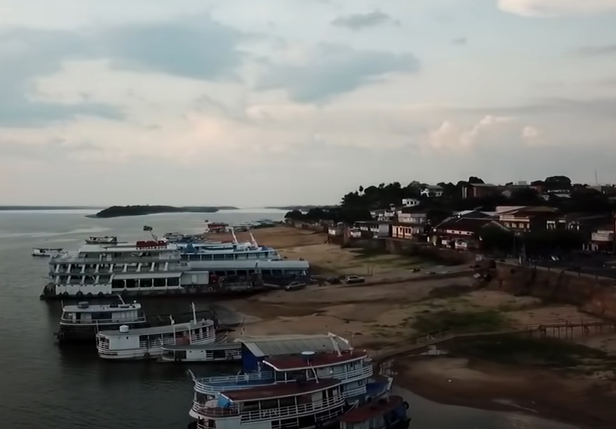 4° lugar: Oriximiná - Pará - Tamanho territorial: 107.613 km²- cidade que combina caboclos, indígenas e migrantes. Sua população depende principalmente da agricultura familiar e do extrativismo de recursos naturais, sendo uma cidade que enfrenta desafios socioeconômicos, especialmente na saúde e educação.
