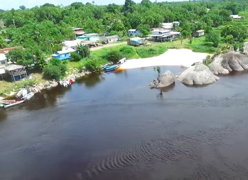 12° lugar: Santa Isabel do Rio Negro - Amazonas - Tamanho territorial: 62.800 km² - com cerca de 18 mil habitantes, é uma cidade no Amazonas, com grande presença de populações indígenas e ribeirinhas. A economia local gira em torno da agricultura familiar, pesca e artesanato, enquanto enfrenta desafios relacionados a infraestrutura e serviços públicos.
