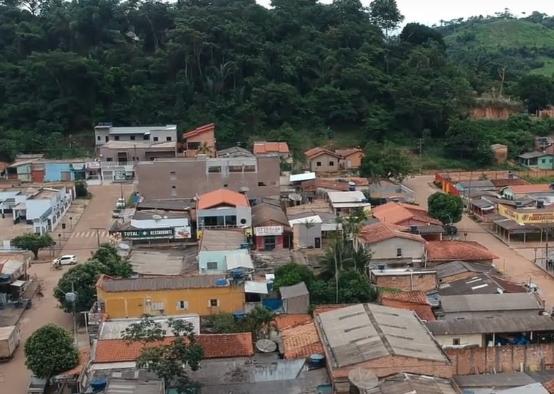 6° lugar: São Félix do Xingú - Pará - Tamanho territorial: 84.212 km² - com cerca de 60 mil habitantes, tem uma população principalmente rural, com forte presença de pecuaristas e agricultores. A cidade enfrenta conflitos territoriais e desafios sociais, mas sua economia é impulsionada pela agricultura e pecuária, além de atividades extrativas.
