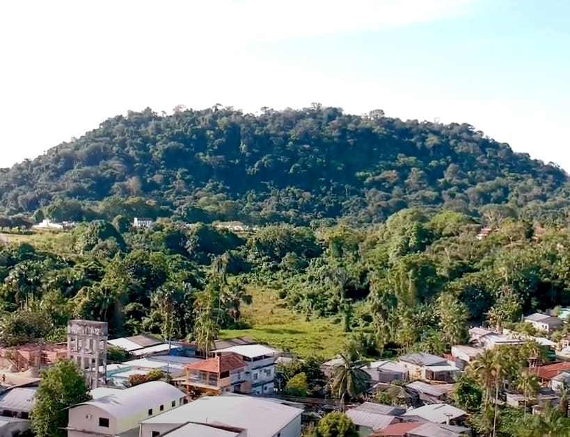 3° lugar: São Gabriel da Cachoeira - Amazonas - Tamanho territorial: 109.181 km²- com cerca de 45 mil habitantes, tem uma forte presença indígena, com povos como os baniwa e tukano. A cidade enfrenta grandes desafios de acesso e infraestrutura, mas possui uma economia sustentada por práticas tradicionais como a pesca e a agricultura.