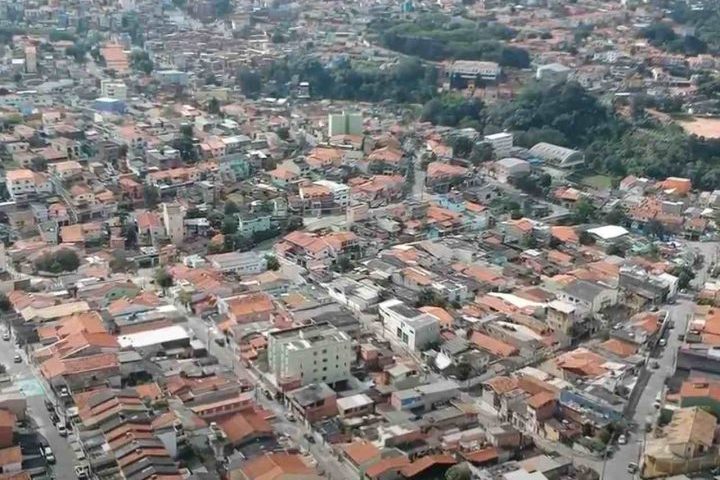 Segundo dados do Censo 2022 divulgados pelo IBGE, o município tem uma concentração humana que supera até mesmo a da capital paulista. São cerca de 13,4 mil pessoas vivendo a cada quilômetro quadrado!

