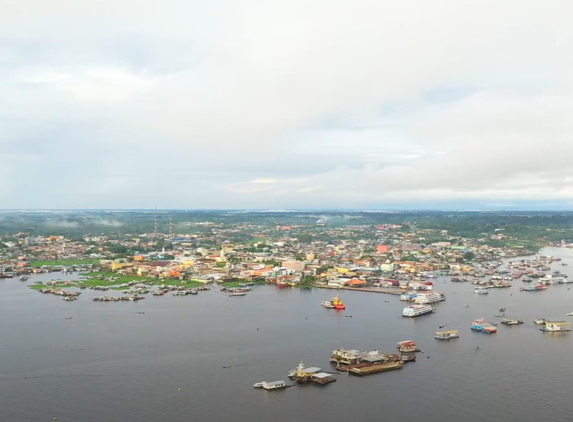 14° lugar: Coari - Amazonas - Tamanho territorial: 57.970 km² - com uma população de cerca de 90 mil habitantes, é marcada pela combinação de ribeirinhos, agricultores e pescadores. A economia local é impulsionada pela extração de gás e petróleo, além de práticas agrícolas, mas a cidade ainda enfrenta grandes dificuldades de acesso a serviços públicos essenciais.
