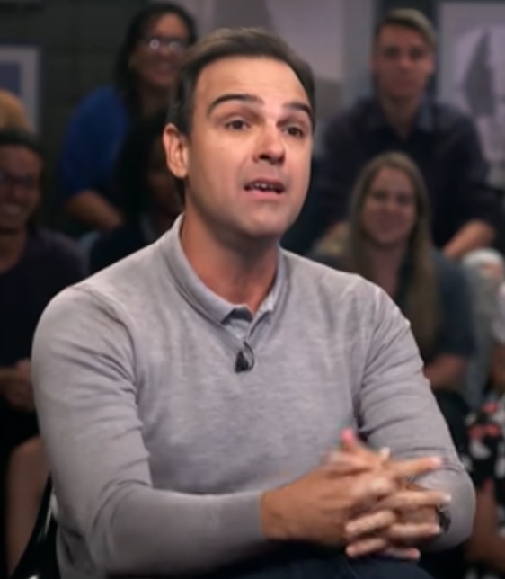 Com uma família de esportistas, Tadeu Schmidt não desperdiçou sua chance e também ingressou neste universo com seu 1,92 m de altura. Ele foi levantador de vôlei, sendo até convocado para a seleção brasileira de base. Ele falou sobre a relação com os pais. 