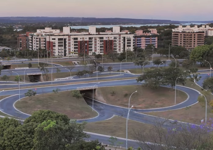 Uma curiosidade sobre Brasília é que a cidade é cercada por diversas lendas, e uma das mais famosas diz que o padre italiano Dom Bosco sonhou, em 1883, com a construção de uma nova civilização entre os paralelos 15 e 20, onde um grande lago se formaria e riquezas incalculáveis seriam encontradas.
