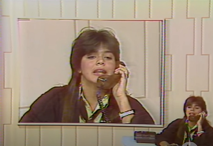 Na década de 1950, os telefones fixos com cabo começaram a se popularizar. Eles tinham discos rotativos para discar os números e eram a forma mais comum de comunicação. 