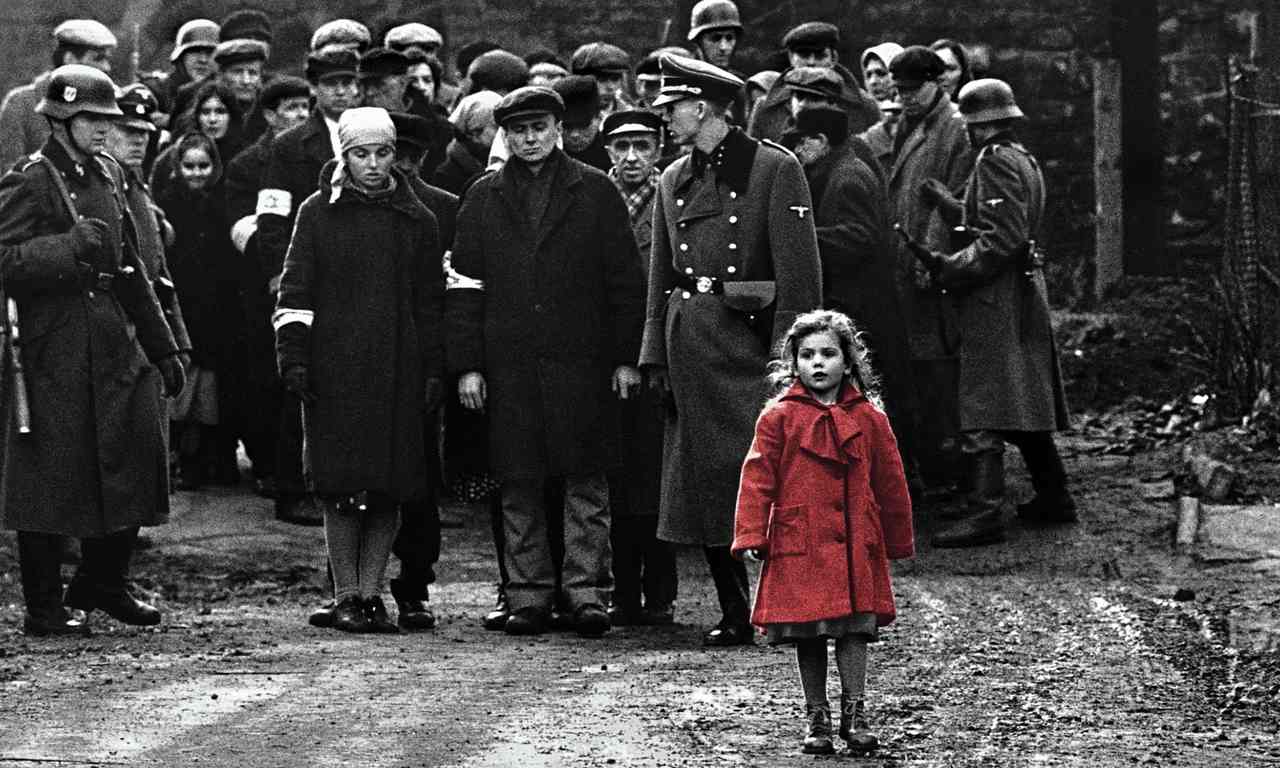 O filme apresenta Oskar Schindler (Liam Neeson), um homem que possui sólida relação com o regime nazista. Entretanto, a empatia de Oskar pelas pessoas caçadas pelo Partido Nazista na Alemanha motivou uma iniciativa heroica: salvar mais de mil refugiados judeus holandeses do Holocausto. 