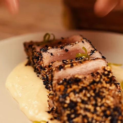 O salmão é uma fonte de destaque de EPA e DHA, os ácidos graxos essenciais ômega 3. O consumo regular de atum, por sua vez, pode ajudar a reduzir a inflamação no corpo e melhorar a saúde da pele.