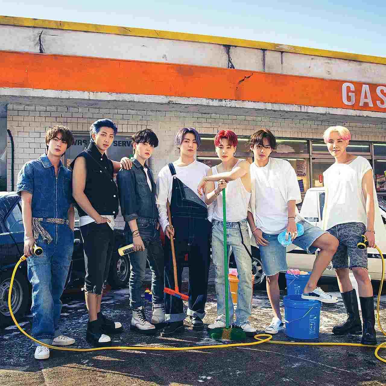 São 10 novas músicas e esse novo albúm conta com a participação de diversos músicos da atualidade, entre eles o grupo sul-coreano BTS, que já gravou uma das canções no próprio estúdio irlandês.