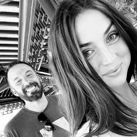 Ana de Armas já viveu outros relacionamentos com figuras conhecidas. Ela foi casada com o ator espanhol Marc Clotet de 2011 a 2013 e, em 2020, teve um namoro com Ben Affleck, seu parceiro no filme 
