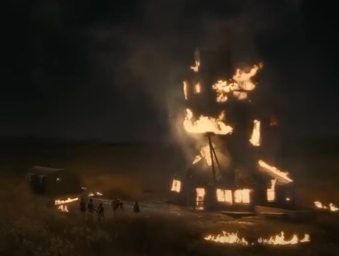 Cena memorável: Casa dos Weasley pegando fogo - A família Weasley sempre foi pobre e sofrida. Por isso, ver o desespero deles ao ver a  casa deles pegando fogo e se desmoronando causou comoção a boa parte do público que assistiu a essa cena. -Reprodução/ Harry Potter
