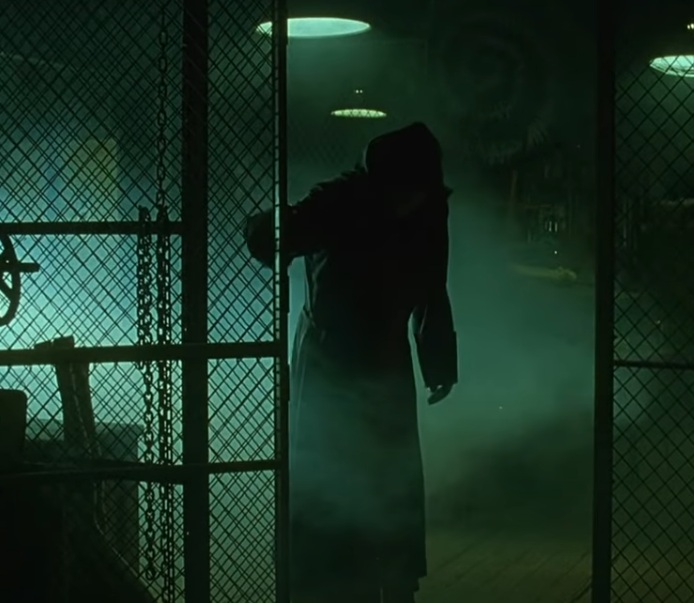 Jogos Mortais (2004): dirigido por James Wan, é um filme de terror psicológico onde pessoas encontram desafios aterrorizantes para sobreviver. Dispositivos de torturas e tomada de decisões extremas ditam o ritmo do enredo. O filme explora temas de moralidade, sobrevivência e justiça, com uma narrativa que se desenvolve em um ritmo tenso e intrigante, levando a uma conclusão impactante e surpreendente.