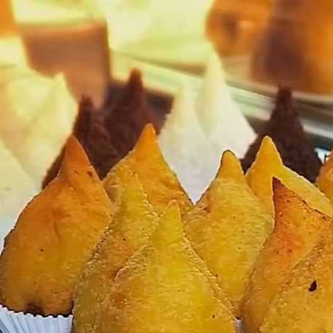 Por isso, as calorias variam, conforme a maneira do preparo e o recheio. Uma coxinha tradicional de galinha, frita, tem 274 calorias e 12g de gordura a cada 100g. Mas, de vez em quando, vale sair da linha pra saborear o quitute.-Youtube/Hoje Tem