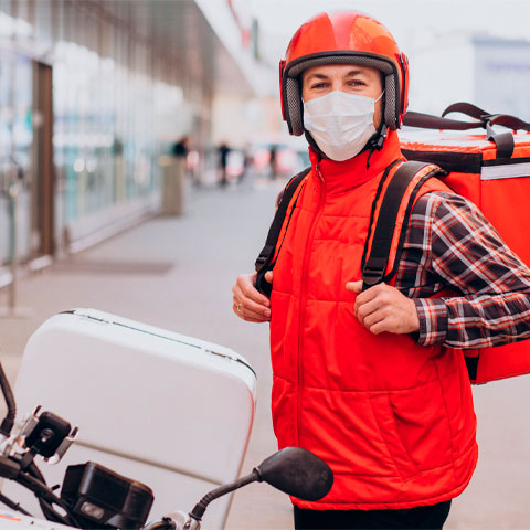 <p>Muitas pessoas passaram a fazer compras para períodos mais longos, reduzindo a frequência de idas aos mercados. Restaurantes fecharam os salões e passaram a funcionar apenas com entregas em domicílio, modelo que também foi adotado por supermercados. O hábito se consolidou e, em muitos casos, permanece até hoje.</p>
