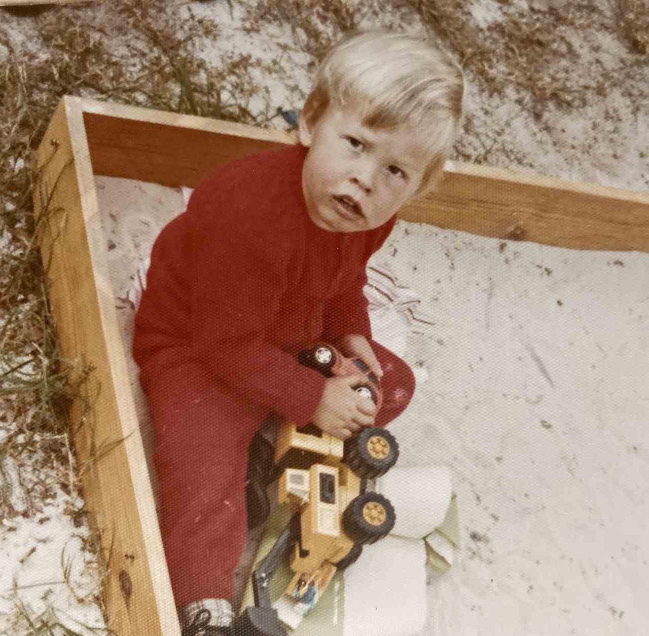 Apesar de todo o sucesso, Elon Musk (foto acima) sempre possuiu muitos recursos por ter nascido em uma família rica. Ele iniciou sua carreira aos 12 anos de idade (em 1984) ao criar seu próprio jogo de videogame para PC chamado Blastar. O jogo foi comprado posteriormente por uma empresa sul-africana por um valor irrisório.-Twitter/@mayemusk