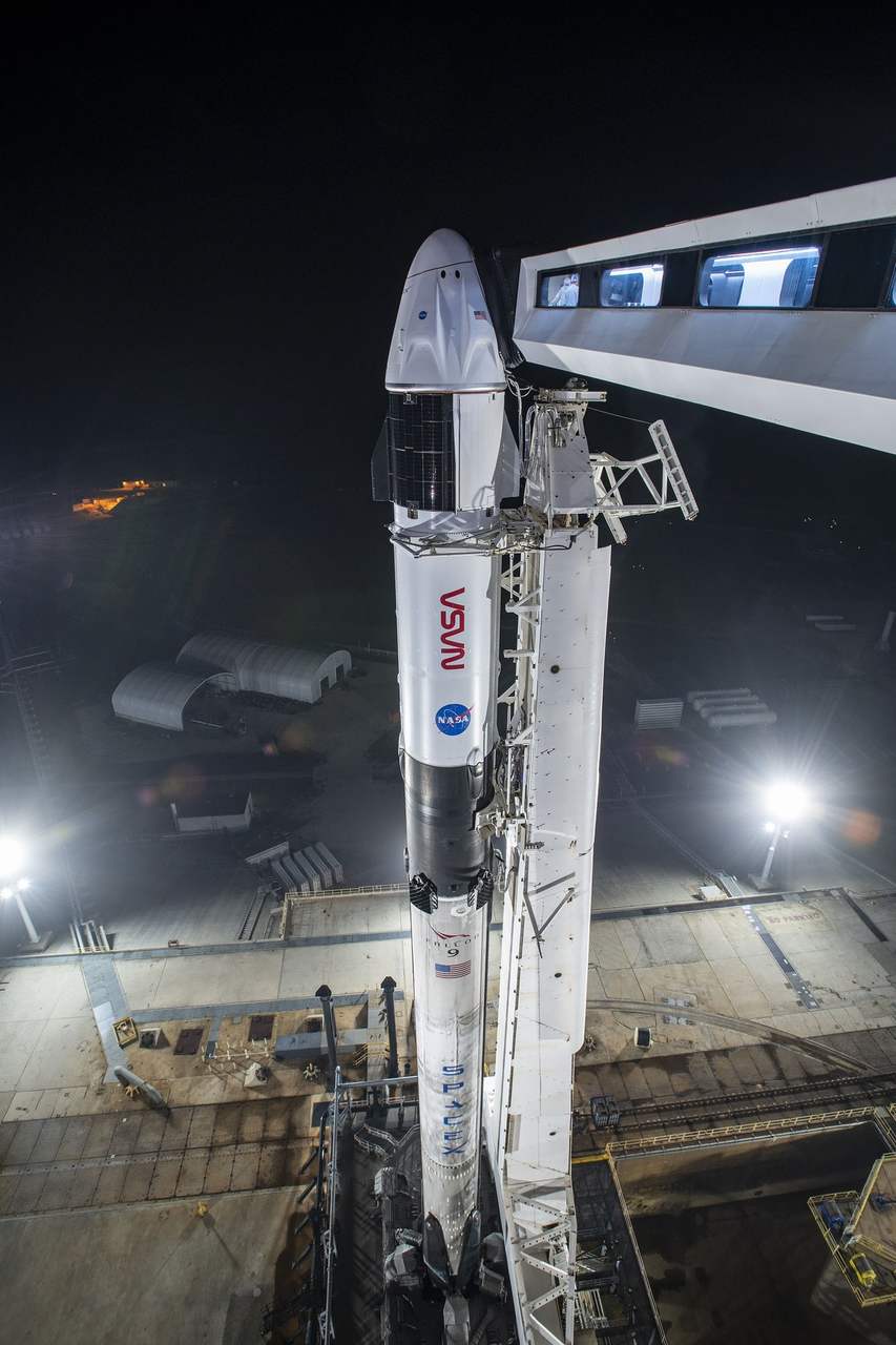 Os dois primeiros veículos de lançamento da empresa foram os foguetes Falcon 1 (primeiro a colocar um satélite na órbita da Terra), Falcon 9 (foto acima) e a nave espacial, Dragon (todos nomes inspirados em filmes de fantasia amados por Musk).-Twitter/@elonmusk