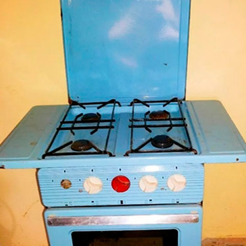 Os fogões ainda existem, mas houve um tempo em que eles vinham com abas laterais, muitas vezes usadas para guardar panelas.