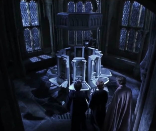 Cena memorável: Harry encontra a Câmara Secreta - Desde o começo do segundo filme a expectativa do público era saber o mistério que perturbava Hogwarts e onde estava o mal, no caso, o Basilisco. A descoberta da Câmara trouxe alívio. Porém, apenas momentâneo, pois ainda havia a tensão para a solução da ameaça. -Reprodução/ Harry Potter